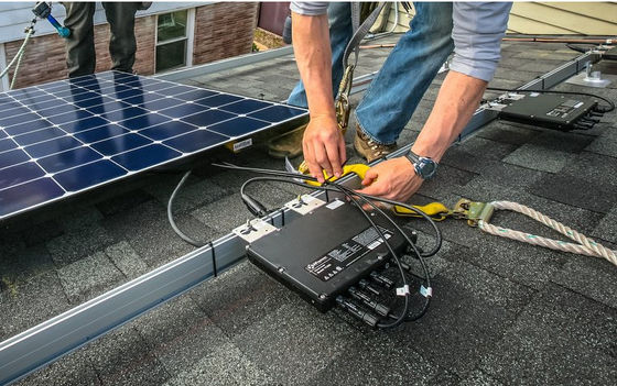 600W 2000W Mặt trời Micro Inverter lớp I cho nhà máy điện ban công với màu đen và trắng